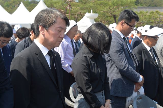 안철수 국민의당 전 공동대표가 18일 오전 광주 북구 국립 5ㆍ18 민주묘지에서 열린 제37주년 5ㆍ18 민주화운동 기념식에서 참석해 시민들 사이에서 묵념을 하고 있다. 광주=뉴시스