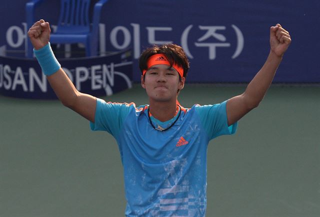 권순우가 18일 부산 금정구 스포원파크에서 열린 남자프로테니스(ATP) 부산오픈 챌린지대회 나흘째 단식 2회전에서 이덕희를 2-1로 물리친 후 환호하고 있다. 테니스코리아 제공