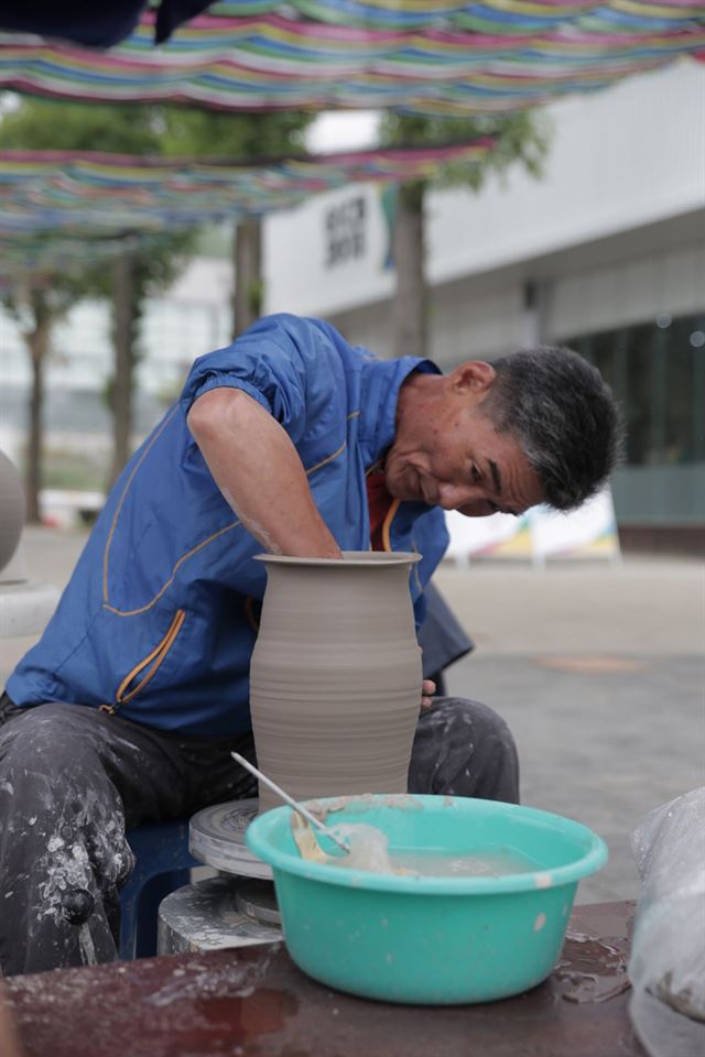 물레시연 선보이는 도예작가. 한국도자재단 제공