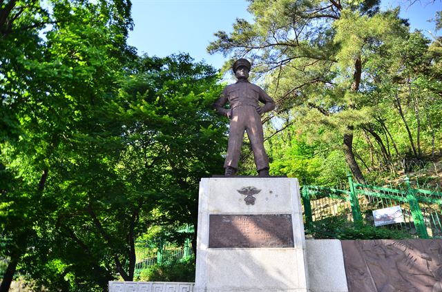 1ㆍ21 사태 당시 북한에서 넘어온 124부대원들과 맞서 싸우다 숨진 최규식 당시 종로경찰서장의 동상.