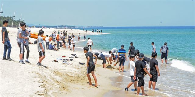 19일 강원도 강릉시 경포해수욕장으로 수학여행 온 학생들이 해변에서 즐거운 시간을 보내고 있다. 뉴스1.