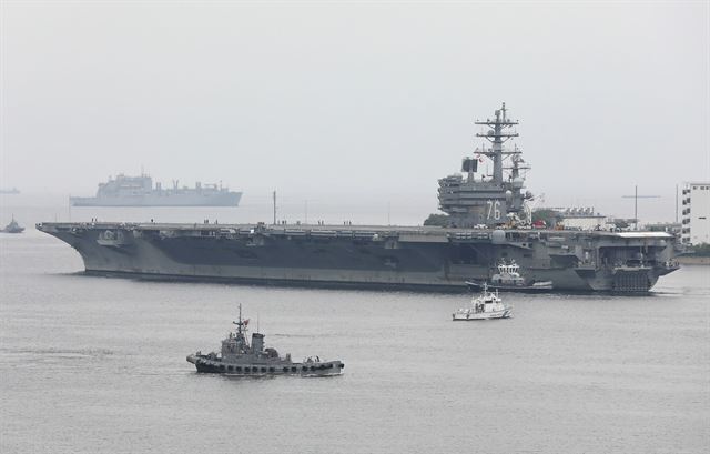 16일 도쿄 남부 요코스카항을 떠나는 미 해군 항공모함 로널드 레이건호. 도쿄=AFP 연합뉴스