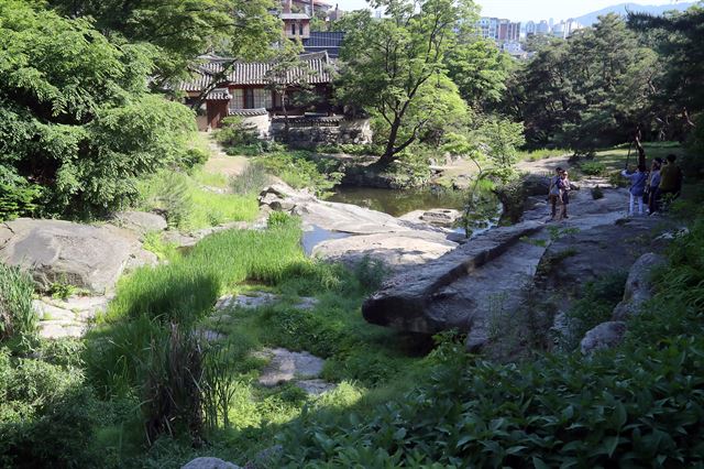 서울에 남은 조선 사대부의 유일한 별서(別墅, 별장) 정원인 성북구 성락원(城樂園)이 19일 일반인에 최초 공개되어 관람객들이 정원 내부를 살펴보고 있다.2019.5.19 서울=연합뉴스