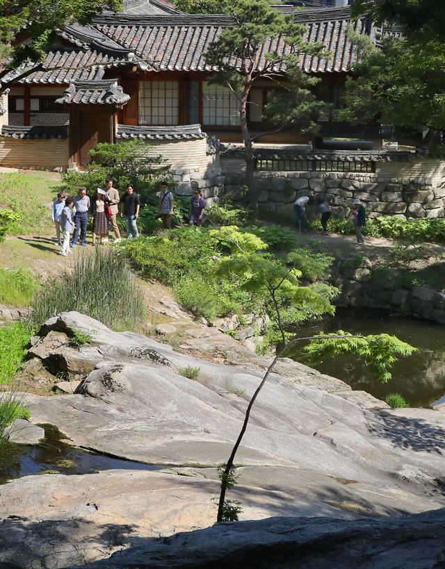 서울에 남은 조선 사대부의 유일한 별서(別墅, 별장) 정원인 성북구 성락원(城樂園)이 19일 일반인에 최초 공개되어 관람객들이 정원 내부를 살펴보고 있다.2019.5.19서울=연합뉴스