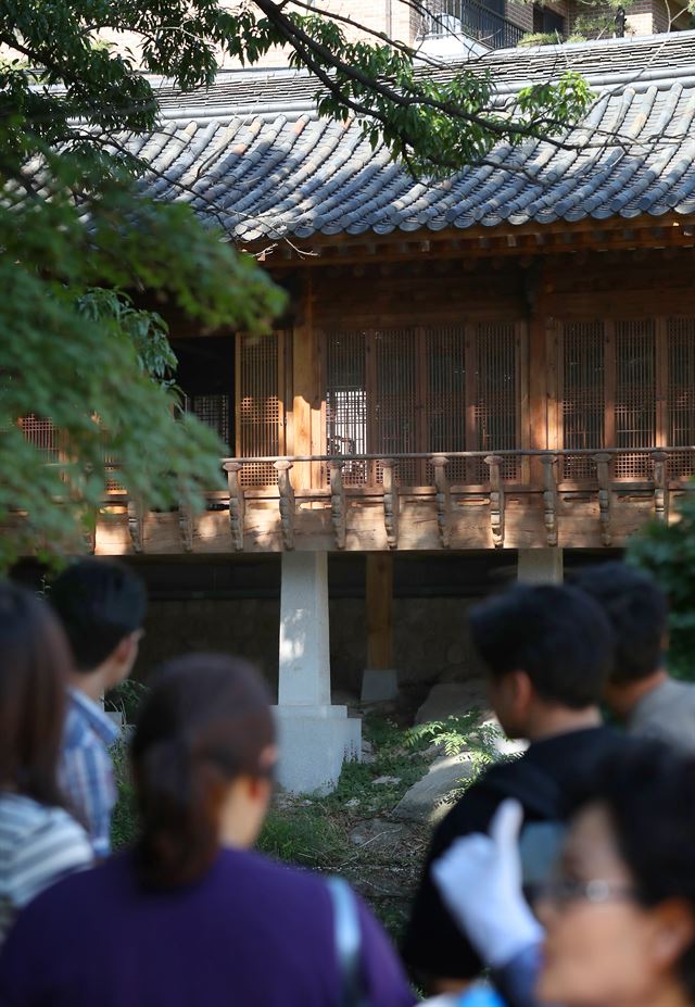 = 서울에 남은 조선 사대부의 유일한 별서(別墅, 별장) 정원인 성북구 성락원(城樂園)이 19일 일반인에 최초 공개되어 관람객들이 송석정 등 정원 내부를 살펴보고 있다.2019.5.19 서울=연합뉴스