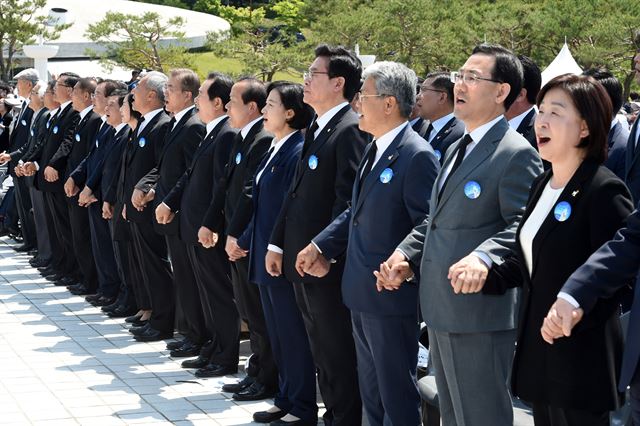 18일 광주 국립 5ㆍ18민주묘지에서 열린 제37주년 5ㆍ18민주화운동 기념식에서 참석자들이 ‘임을 위한 행진곡’을 제창하고 있다. 그러나 정우택(앞줄 오른쪽 네 번째) 자유한국당 대표 권한대행 겸 원내대표는 침묵했다. 고영권 기자