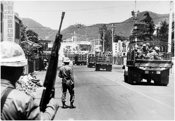 1980년 5월18일 비상계엄 전국확대조치에 따라 계엄군이 진주하고 있다. 한국일보 자료사진