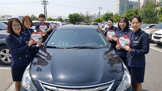 경기 화성동부경찰서 관계자들이 ‘포돌이ㆍ포순이 스티커 부착 캠페인’을 진행하는 모습. 경기남부청 제공