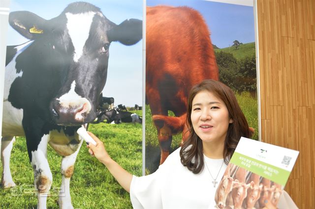 김희진 유라이크코리아 대표가 서울 송파구 문정동 사무실에서 라이브케어 서비스를 설명하고 있다. 바이오 캡슐을 소에게 먹여 건강 정보를 파악하는 이 서비스는 최근 남미 등 전세계 축산시장에서 계약 주문이 쇄도하고 있다. 신상순 선임기자ssshin@hankookilbo.com