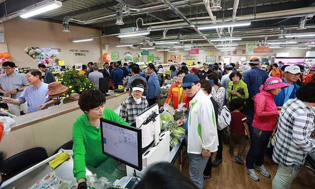 (주)순천로컬푸드가 지난해 5월 개장한 ‘순천만국가정원점’이 시민과 관광객들로 북적이고 있다. 순천시 제공