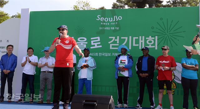 제465회 한국일보 거북이마라톤대회와 서울로 7017 보행길 개통 기념 걷기대회가 21일 서울 중구 남산 백범광장에서 열린 가운데 모하메드 겔로 주한 튀니지 대사가 인사말을 하고 있다. 배우한 기자