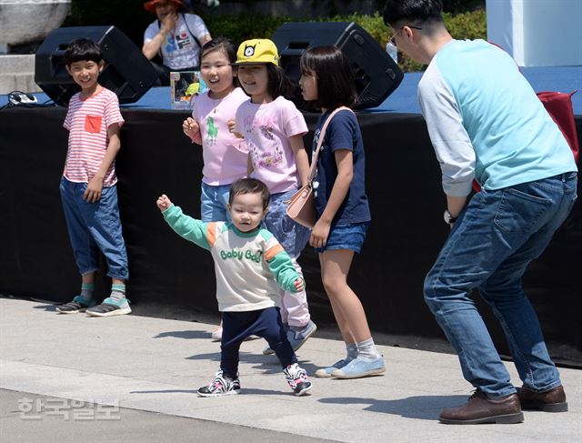 제465회 한국일보 거북이마라톤 '서울로 7017 보행길 개통 기념 걷기대회' 행사가 21일 오전 서울 남산 백범공원에서 열린 가운데 부대행사에 어린 참가자들이 댄스실력을 선보이고 있다. 홍인기 기자