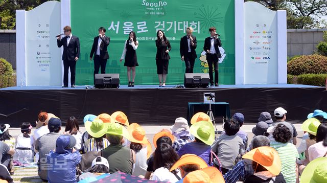 제465회 한국일보 거북이마라톤대회와 서울로 7017 보행길 개통 기념 걷기대회가 21일 서울 중구 남산 백범광장에서 열린 가운데 6인조 아카펠라그룹의 공연이 펼쳐지고 있다. 배우한 기자