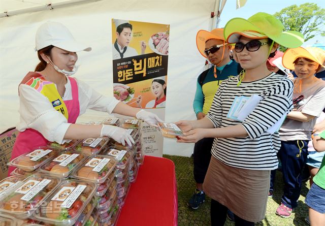 제465회 한국일보 거북이마라톤 '서울로 7017 보행길 개통 기념 걷기대회' 행사가 21일 오전 서울 남산 백범공원에서 열린 가운데 대한한돈협회가 시식용 도시락을 참가자에게 무료로 나눠주고 있다. 홍인기 기자