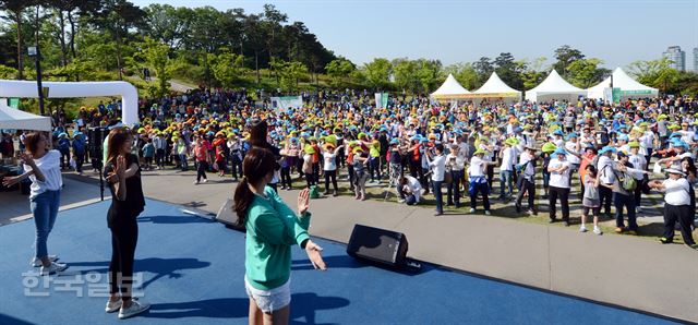 제465회 한국일보 거북이마라톤 '서울로 7017 보행길 개통 기념 걷기대회' 행사가 21일 오전 서울 남산 백범공원에서 열린 가운데 참가자들이 2016 미스코리아와 함께 체조를 하고 있다. 홍인기 기자