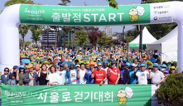 제465회 한국일보 거북이마라톤 '서울로 7017 보행길 개통 기념 걷기대회'가 21일 서울 중구 남산 백범광장에서 열린 가운데 이준희 한국일보 사장(왼쪽 9번째)과 이제원 서울시 행정2부시장(왼쪽 10번째), 주한 아프리카 7개국(앙골라, 가봉, 튀니지, 수단, 르완다, 케냐, 모로코) 대사, 김일수 아프리카미래전략센터 대표, 2016년 미스코리아 등 약 3,000여명의 많은 시민들이 참석 출발신호와 함께 손을 흔들고 있다. 배우한 기자