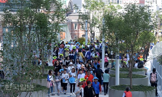 제465회 한국일보 거북이마라톤 '서울로 7017 보행길 개통 기념 걷기대회' 행사가 21일 오전 서울 남산 백범공원에서 열린 가운데 참가자들이 서울역고가 보행길을 걷고 있다. 홍인기 기자