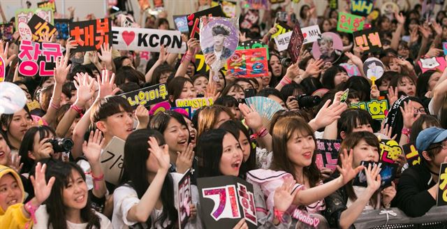 KCON 2017 JAPAN K팝 가수를 보고 환호하는 관객들. [CJ E&M 제공]