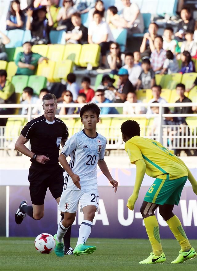 일본의 축구 천재로 불리는 구보 다케후사가 21일 수원월드컵경기장에서 열린 남아공과 D조 첫 경기에서 패스하고 있다. 일본이 2-1로 역전승했다. 수원=연합뉴스