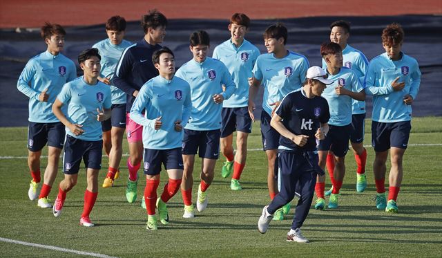 밝은 표정으로 그라운드를 도는 신태용 감독과 선수들. 전주=연합뉴스