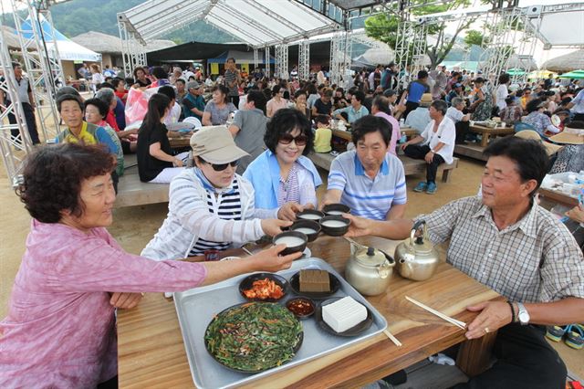 예천 삼강주막에서 매년 이맘때 열리는 삼강주막 막걸리축제에 참가한 관광객들이 막걸리를 나눠 마시고 있다. 예천군 제공