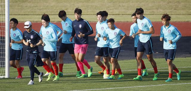 U-20 축구대표팀이 21일 전주월드컵경기장 보조구장에서 러닝으로 몸을 풀고 있다. 전주=연합뉴스