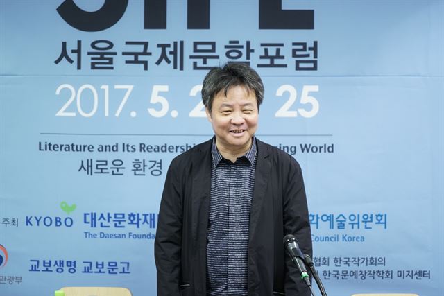 '허삼관 매혈기' 저자인 중국 작가 위화(余華)가 22일 서울 종로구 교보문고 광화문점에서 열린 '2017 서울국제문학포럼' 기자간담회에서 기자들의 질문을 받고 있다. 대산문화재단 제공