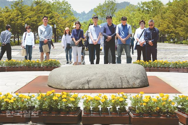 [저작권 한국일보] 노무현 전 대통령의 서거 8주기를 하루 앞둔 22일 오후 경남 김해시 진영읍 봉하마을을 찾은 시민들이 노 전 대통령 묘역에서 참배를 하고 있다. 김해=전혜원 기자