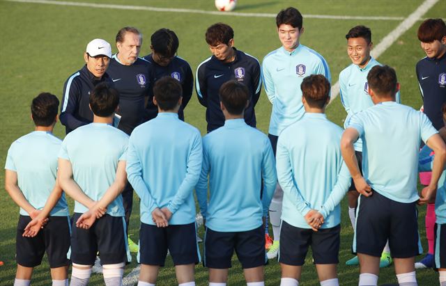 신태용 U-20 대표팀 감독이 22일 전주월드컵경기장 보조구장에서 진행된 훈련에 앞서 선수들에게 설명을 하고 있다. 전주=연합뉴스