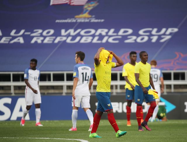 종료직전 미국에 동점골을 내줘 3-3으로 비긴 뒤 허탈해하는 에콰도르 선수들. 인천=연합뉴스