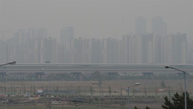 중국발 황사의 영향으로 미세먼지 농도가 ‘나쁨’ 수준을 보인 지난 12일 인천 도심이 뿌옇게 보이고 있다. 뉴스1