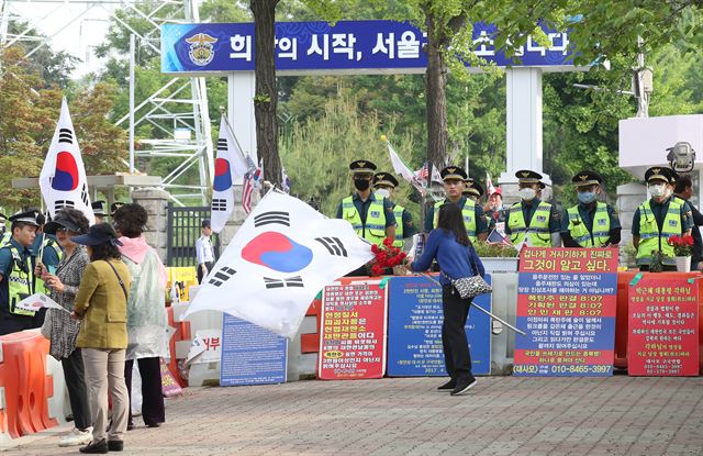 박근혜 전 대통령의 첫 정식재판이 열리는 23일 박 전 대통령이 수감돼 있는 경기도 의왕시 서울구치소 앞에 이른 아침부터 박 전 대통령의 지지자들이 모여 박 전 대통령의 석방을 주장하고 있다 연합뉴스