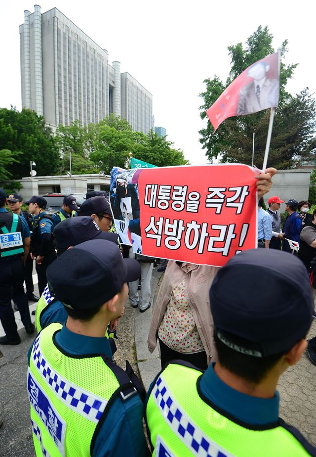 박근혜 전 대통령의 첫 재판이 열리는 23일 오전 서울중앙지방법원 앞에서 한 시민이 박 전 대통령의 석방을 요구하고 있다. 류효진기자