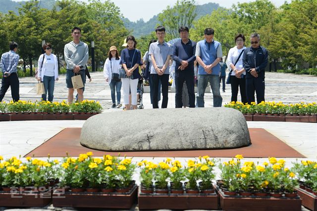 노무현 전 대통령의 서거 8주기를 하루 앞둔 22일 경남 김해 봉하마을을 찾은 시민들이 참배를 하고 있다. 김해=전혜원 기자