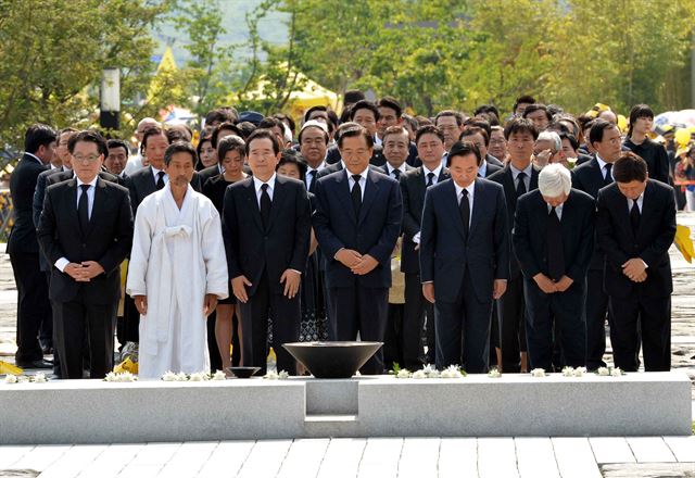 노무현 전 대통령 3주기 추모식이 열린 2012년 경남 김해 봉하마을에서 정계 인사들과 추모객들이 헌화를 하고 있다. 김해=이성덕기자 sdlee@hk.co.kr