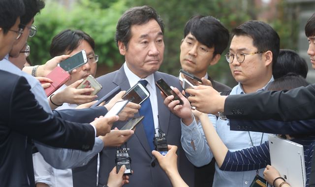 이낙연 국무총리 후보자가 23일 오전 서울 종로구 통의동 금융감독원 연수원에 마련된 인사청문회 준비 사무실로 출근하며 기자들의 질문을 받고 있다. 연합뉴스