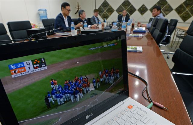 23일 서울 강남구 도곡동 야구회관에서 열린 삼성-한화의 벤치클리어링 사태 관련 KBO 상벌위원회에서 당시 난투극 중계 화면이 재생되고 있다. 뉴스1