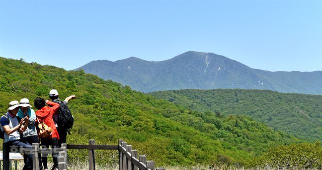 곰배령에서 보이는 설악산 대청봉과 중청봉.