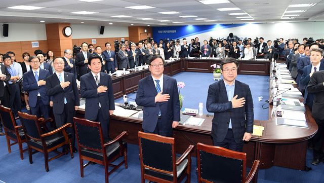 22일 서울 종로구 통의동 금융감독원 연수원에서 열린 국정기획자문위원회 첫 회의에서 김진표 위원장을 비롯한 위원들이 국기에 대한 경례를 하고 있다. 류효진기자