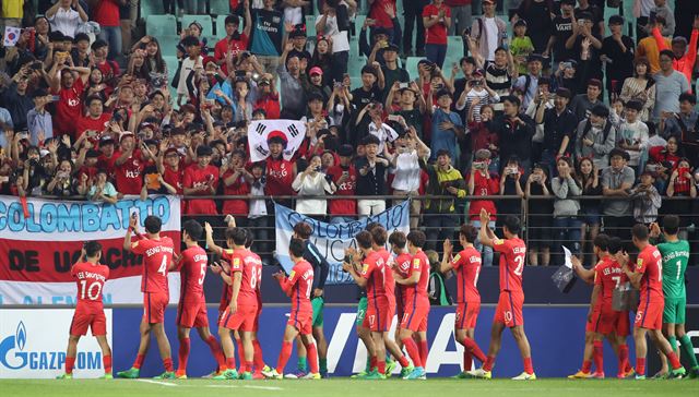 아르헨티나를 누른 한국 U-20 대표팀에 박수를 보내는 팬들. 전주=연합뉴스