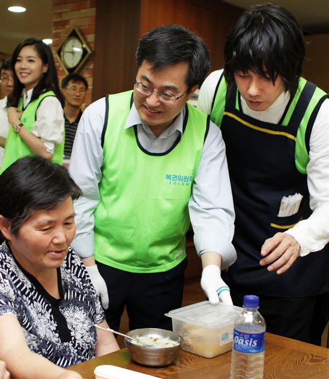 김동연 부총리 겸 기획재정부 장관 후보자가 2012년 4월 기재부 차관 시절 가수 김장훈 등과 독거노인들을 대상으로 봉사 활동하는 모습. 연합뉴스