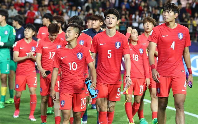 23일 전주월드컵경기장에서 열린 2017 국제축구연맹(FIFA) 20세 이하(U-20) 월드컵 조별리그 A조 아르헨티나와의 경기에서 2-1 승리를 거둔 대표팀이 16강 진출을 확정 짓고 관중들에게 인사하기 위해 그라운드를 돌고 있다. 전주=연합뉴스