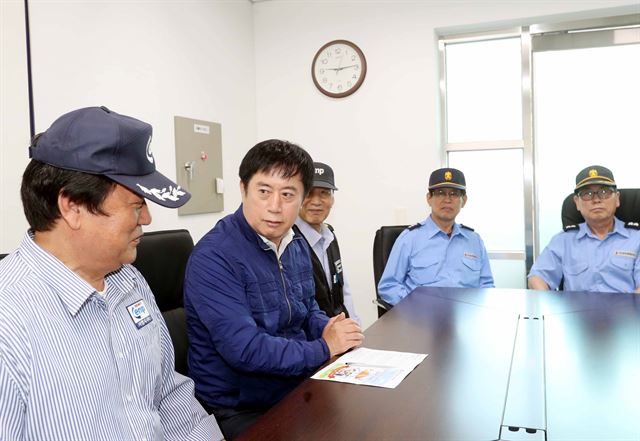 정찬민 경기 용인시장이 24일 기흥구 동백동 한 아파트를 방문해 경비원들을 격려하고 있다. 용인시 제공