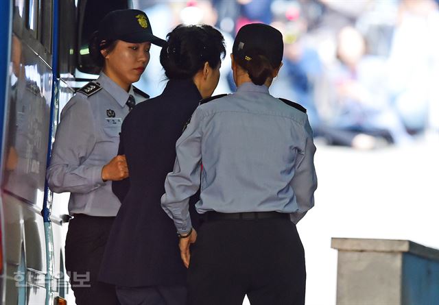 [저작권 한국일보] 뇌물 혐의로 재판에 넘겨진 박근혜 전 대통령이 25일 서울 서초구 서울중앙지방법원에서 열린 2차 공판에 출석하고 있다.홍인기기자 /2017-05-25(한국일보)