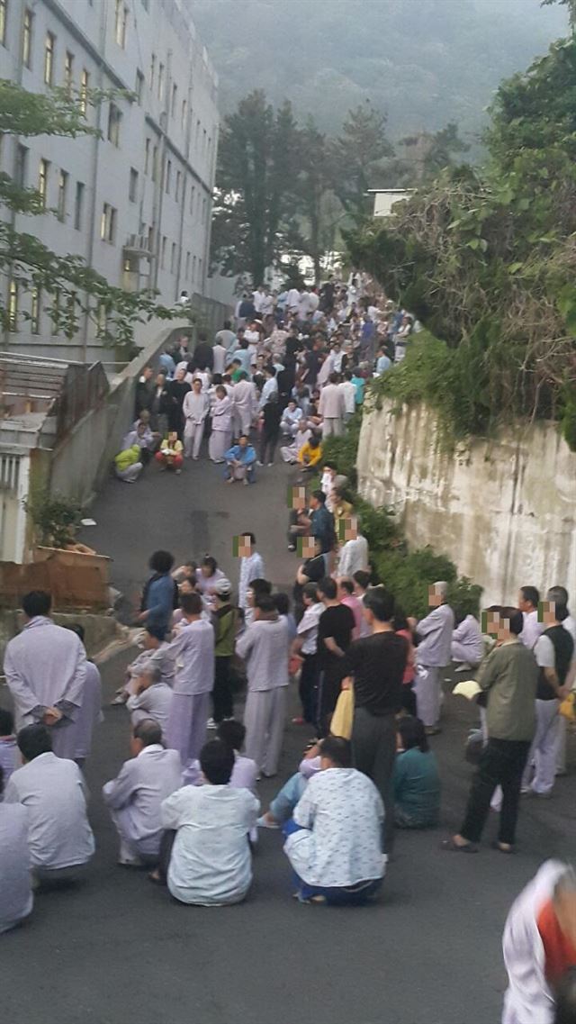 25일 새벽 부산 사상구 학장동 대남병원에서 화재가 발생, 환자 500여명이 병원 건물 밖으로 대피하는 소동이 빚어졌다. 부산경찰청 제공