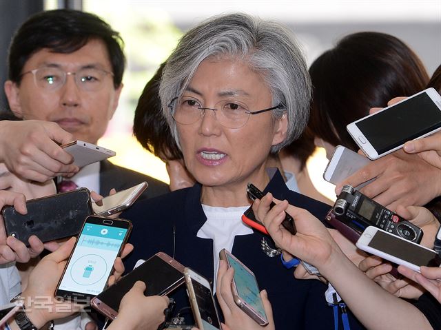 강경화 외교부 장관 후보자가 25일 오후 인사청문회 준비를 위해 사무실이 마련된 서울 광화문 외교부 인근의 한 빌딩으로 출근하며 취재진의 질문에 답하고 있다. 고영권기자youngkoh@hankookilbo.com