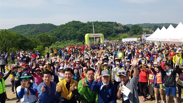 임진강변 생태탐방로의 비경을 따라 걸어보는 ‘2017 평화누리길 걷기행사 in 파주’가 지난 20일 오전 파주 평화누리길 8코스 반구정길에서 1200여 명이 참가한 가운데 성황리에 개최됐다. 뉴시스