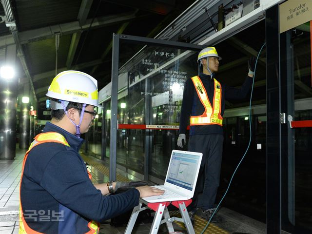 서울메트로 PSD 정비원 정지용(왼쪽)·정희라씨가 22일 오전 지하철 2호선 당산역에서 스크린 도어를 점검하고 있다. 오대근 기자