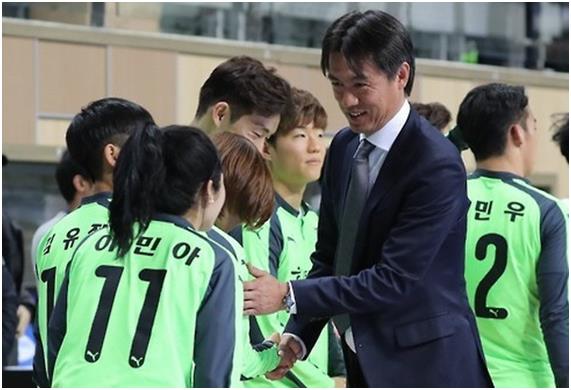 자선축구 참가자들을 격려하는 홍명보 감독. 연합뉴스