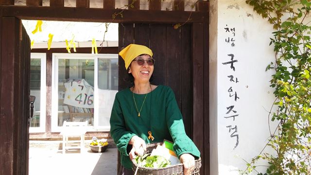 강화도 '국자와 주걱'을 운영하는 김현숙 촌장. 양식이 될 한 국자, 한 주걱을 듬뿍듬뿍 퍼주기 위해 애쓴다.